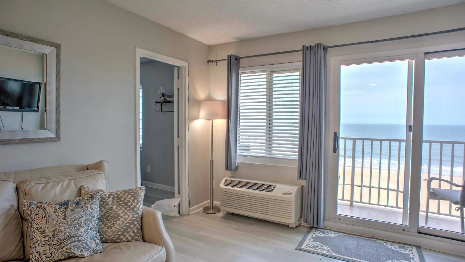 Inviting Virginia Beach Condo With Community Pool 0*,  Estados Unidos
