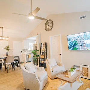 Retreat - 4 Bedroom Oasis With King & Private Yard Near Downtown , Charlotte United States